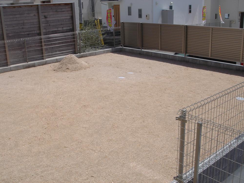 Garden. You can also use a wide garden. In the housing complex, We often see families that have a barbecue (22-3)