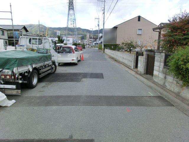 Local photos, including front road.    Front street: Northeast 6m