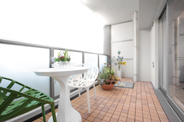 Balcony provided with a semi-transparent hand sliding to transmit light