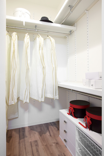 Directions to the model room (a word from the person in charge)