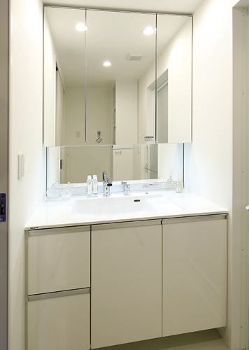 Bathing-wash room.  [Three-sided mirror back storage cabinet] From you wake up until the night, Face-wash, Vanity to comfortably support the make-up. Equipped with a three-sided mirror which arranged the wide mirror in the center. Three-sided mirror skin care in the back ・ Will produce a stylish basin space can clean and organize, such as make-goods and dryer.