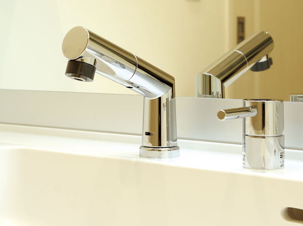 Bathing-wash room.  [Lighting with a hand mirror] Also set up a mirror to the height of the hand shower. Me in the light brighter at hand, There is also a widely show the effect of space.