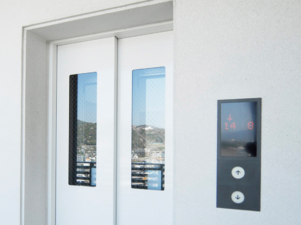 Security.  [Elevator with security window] When you use the elevator from each residential floors, Elevator interior of the state can be checked from the security window that has been installed in the elevator. Enhances the security of the elevator to be behind closed doors in that there is a window.