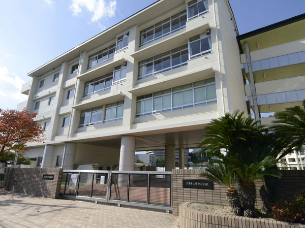 Surrounding environment. Midorii elementary school (about 1180m ・ A 15-minute walk)