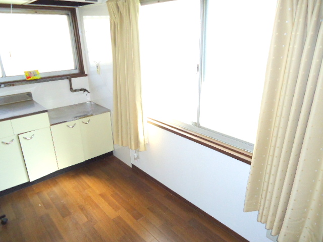 Living and room. There are many windows! !