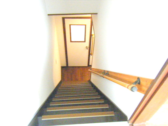 Entrance. Handrail also attached to peace of mind!