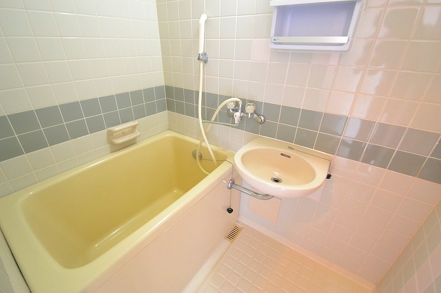 Bath.  ☆ It is a spacious bathroom ☆