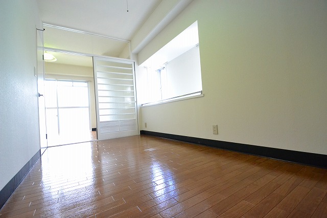 Other room space.  ☆ I am happy there is a bay window in the kitchen ☆