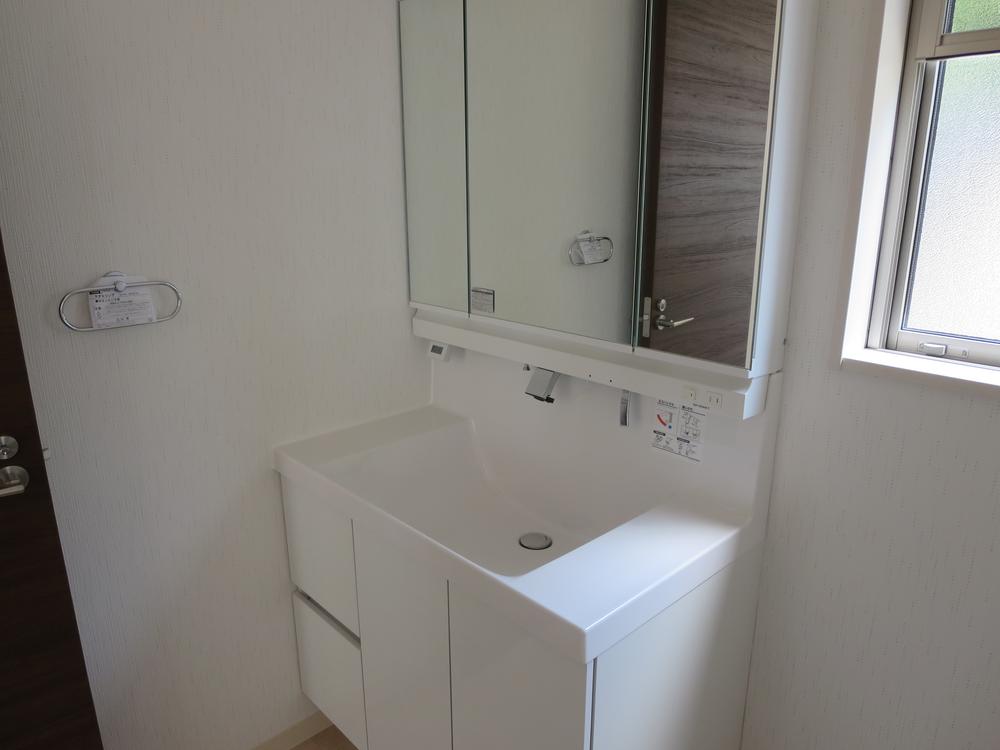 Wash basin, toilet. Nice vanity