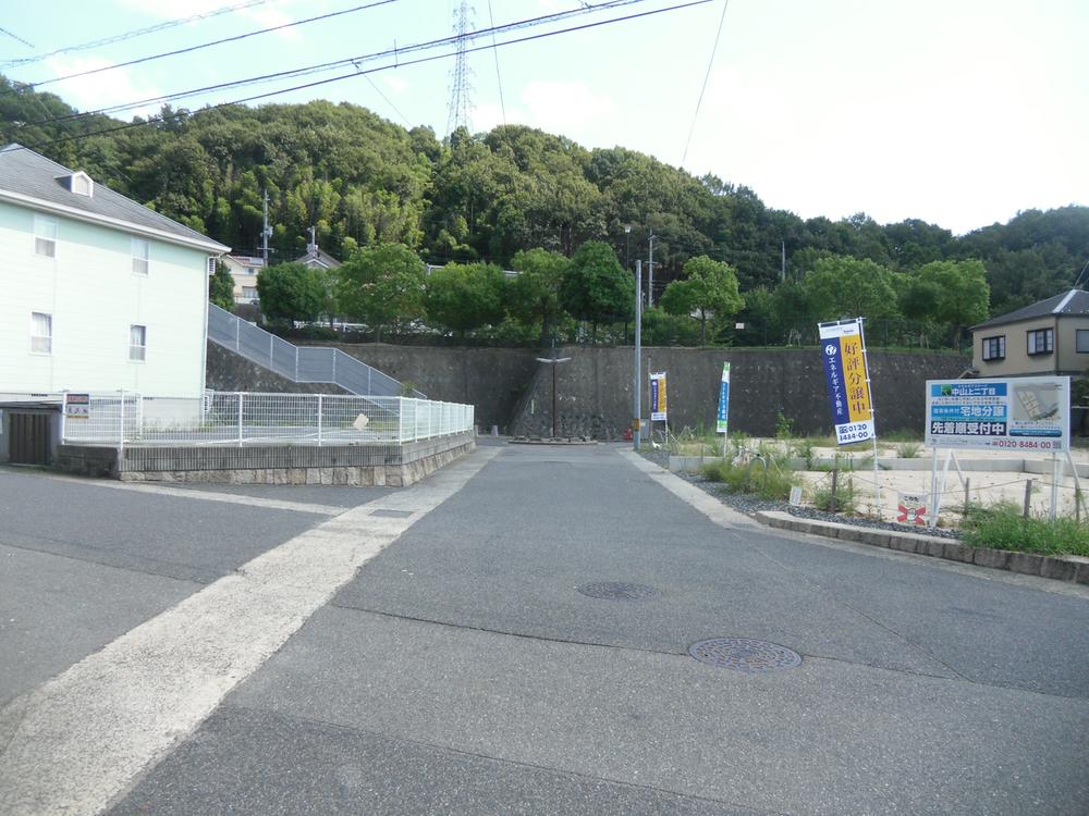 Local photos, including front road. Front road conditions