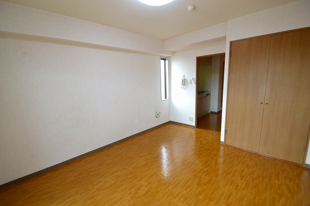 Living and room. ☆ Spacious is the flooring of the room ☆