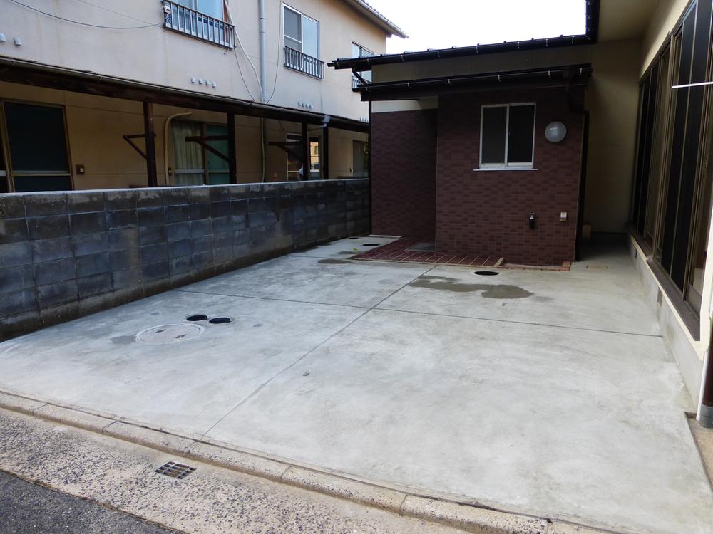 Parking lot. Parallel parking two Allowed