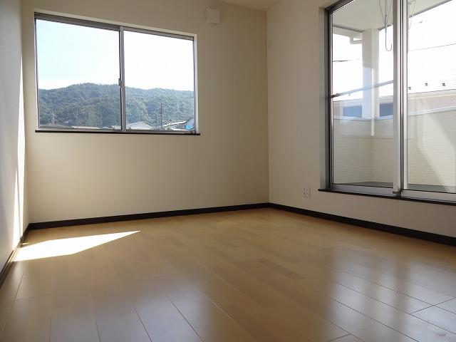 Non-living room. Western-style is also well-ventilated also good two-plane window