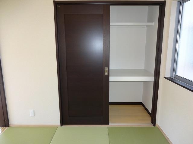 Receipt. For convenient storage of the visitors for the futon and seasonal goods