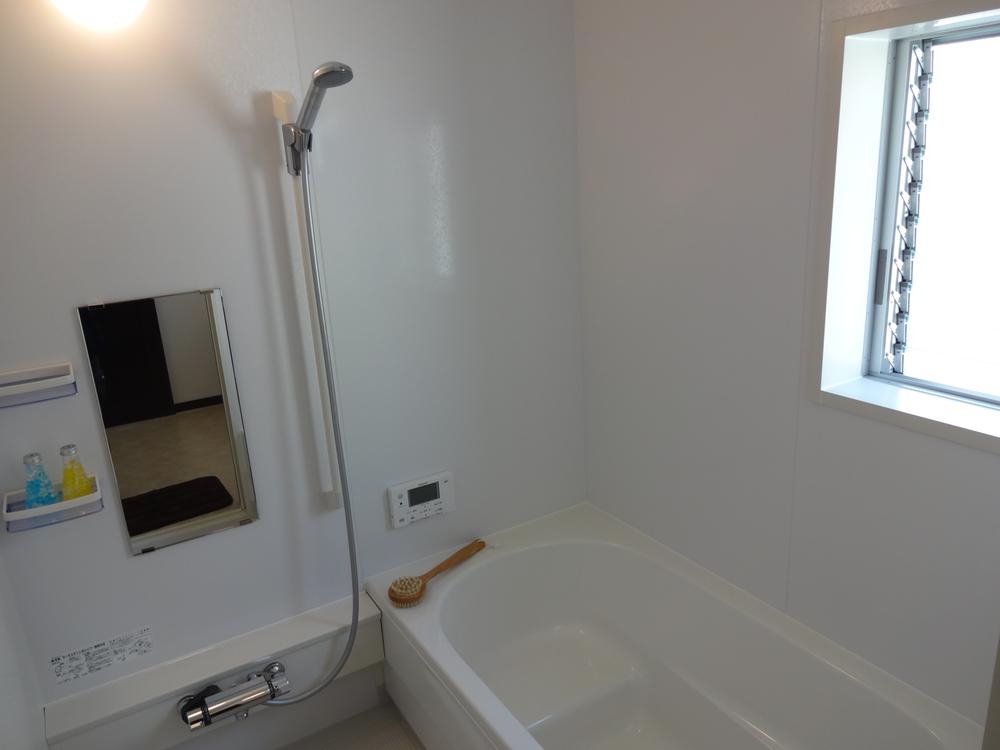 Bathroom. Bathroom also There is also a ventilation window pat