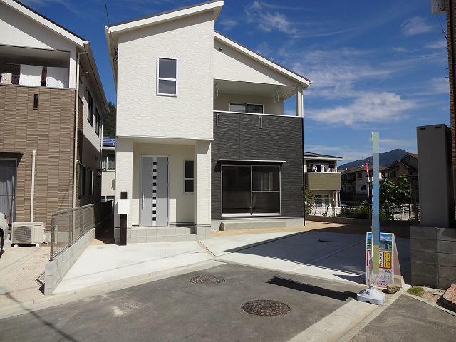 Local appearance photo. Is the house there is a large car space