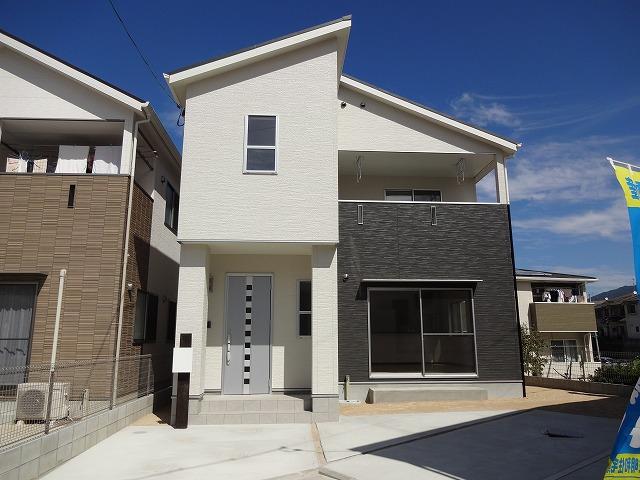 Local appearance photo. I'm happy south-facing balcony! Black accent is fashionable, modern appearance