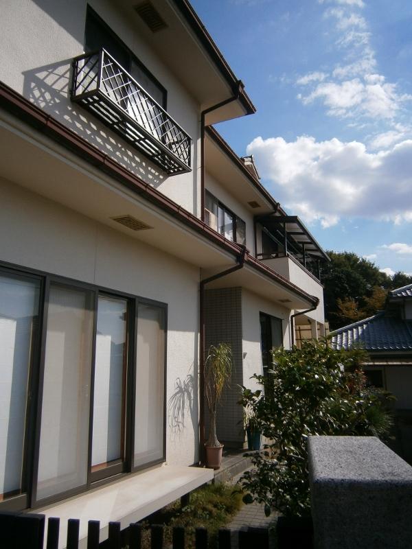 Local appearance photo. Wooden tile-roofing 2 stories