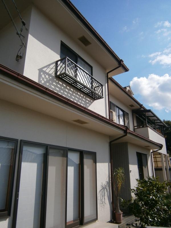 Local appearance photo. Wooden tile-roofing 2 stories