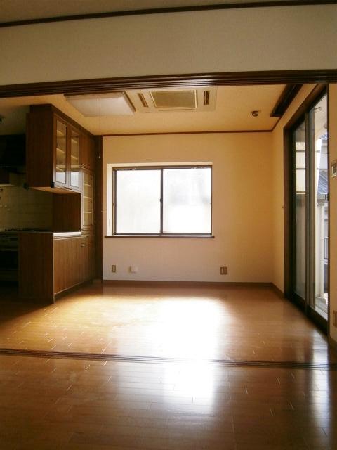 Living. Spacious living-dining