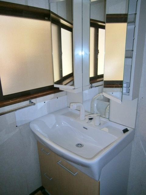 Wash basin, toilet. Wash basin