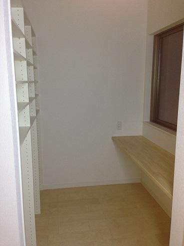 Receipt. Indoor (12 May 2013) Shooting Kitchen is next to the utility. Storage shelves of the equipped also there is also a desk, It seems housework Hakadori.