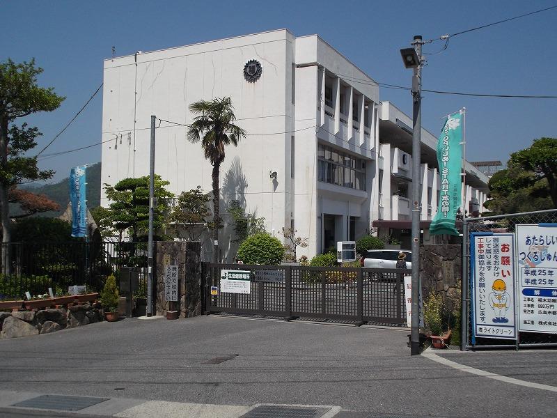 Primary school. 1281m to Hiroshima City Museum of yellow from Garcinia spicata Hook Elementary School