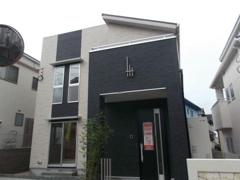 Local photos, including front road. Frontal road 5m