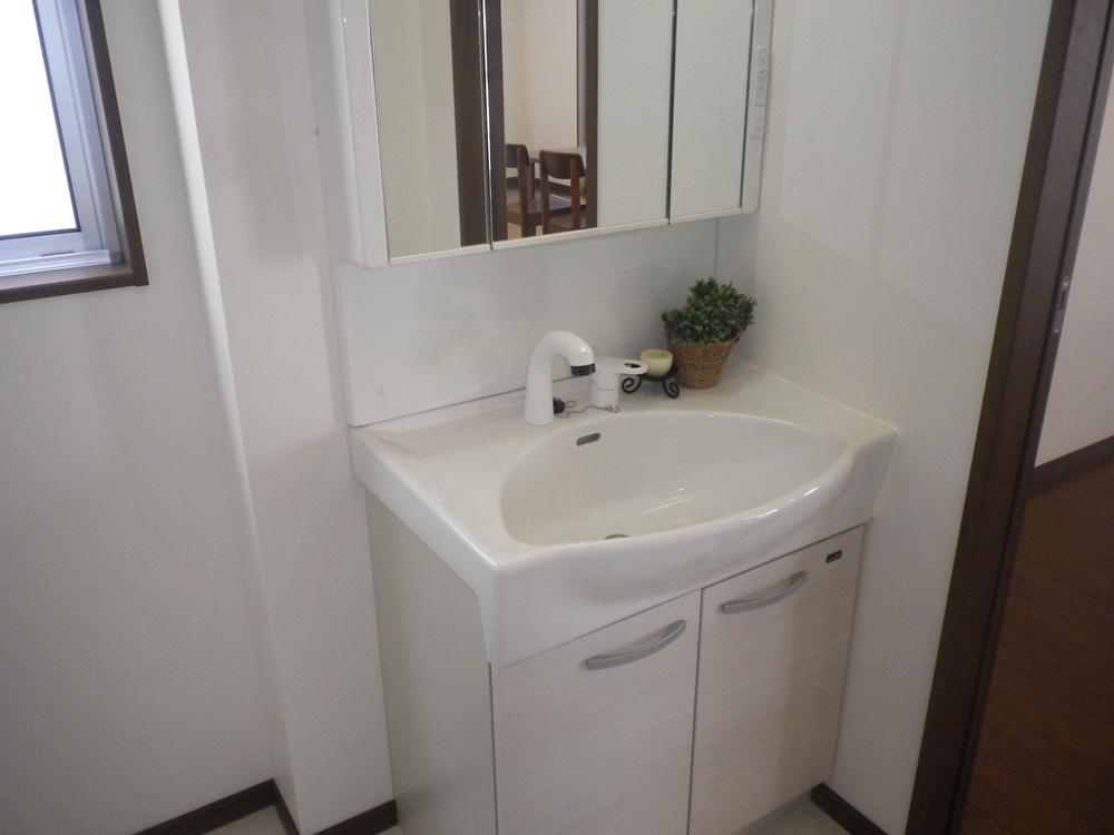 Wash basin, toilet. Local (August 2013) Shooting