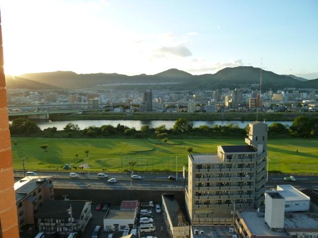 View photos from the dwelling unit. Views of the Ota River from the Western-style 10 tatami northwest window (September 2013) Shooting