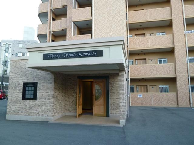 Entrance. Common areas