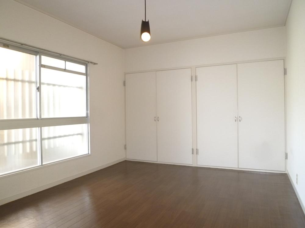 Non-living room. 7.7 Pledge of Western-style