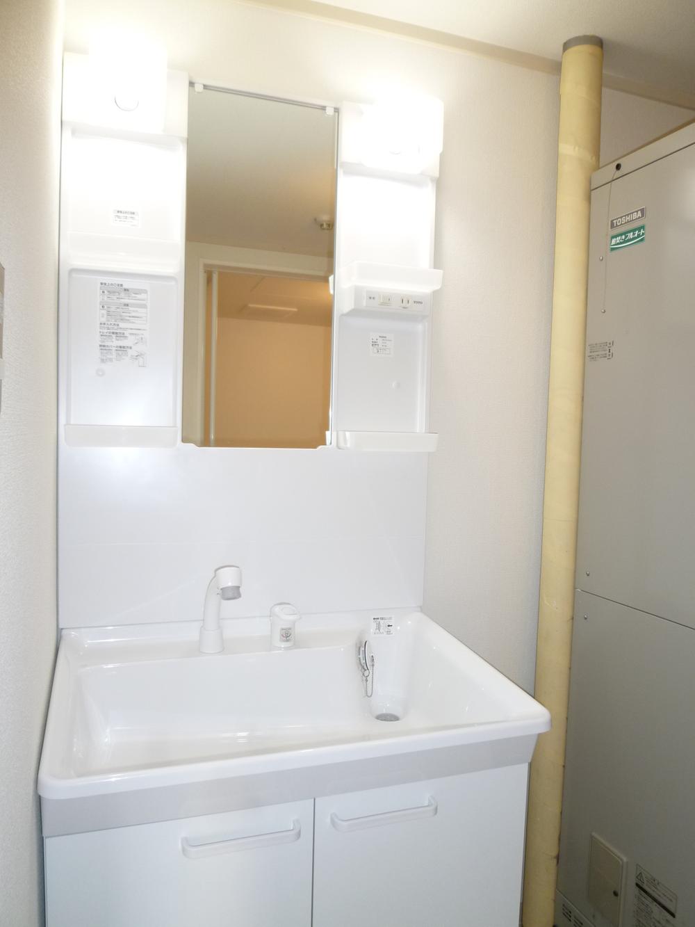 Wash basin, toilet. Replaced. It is the washstand
