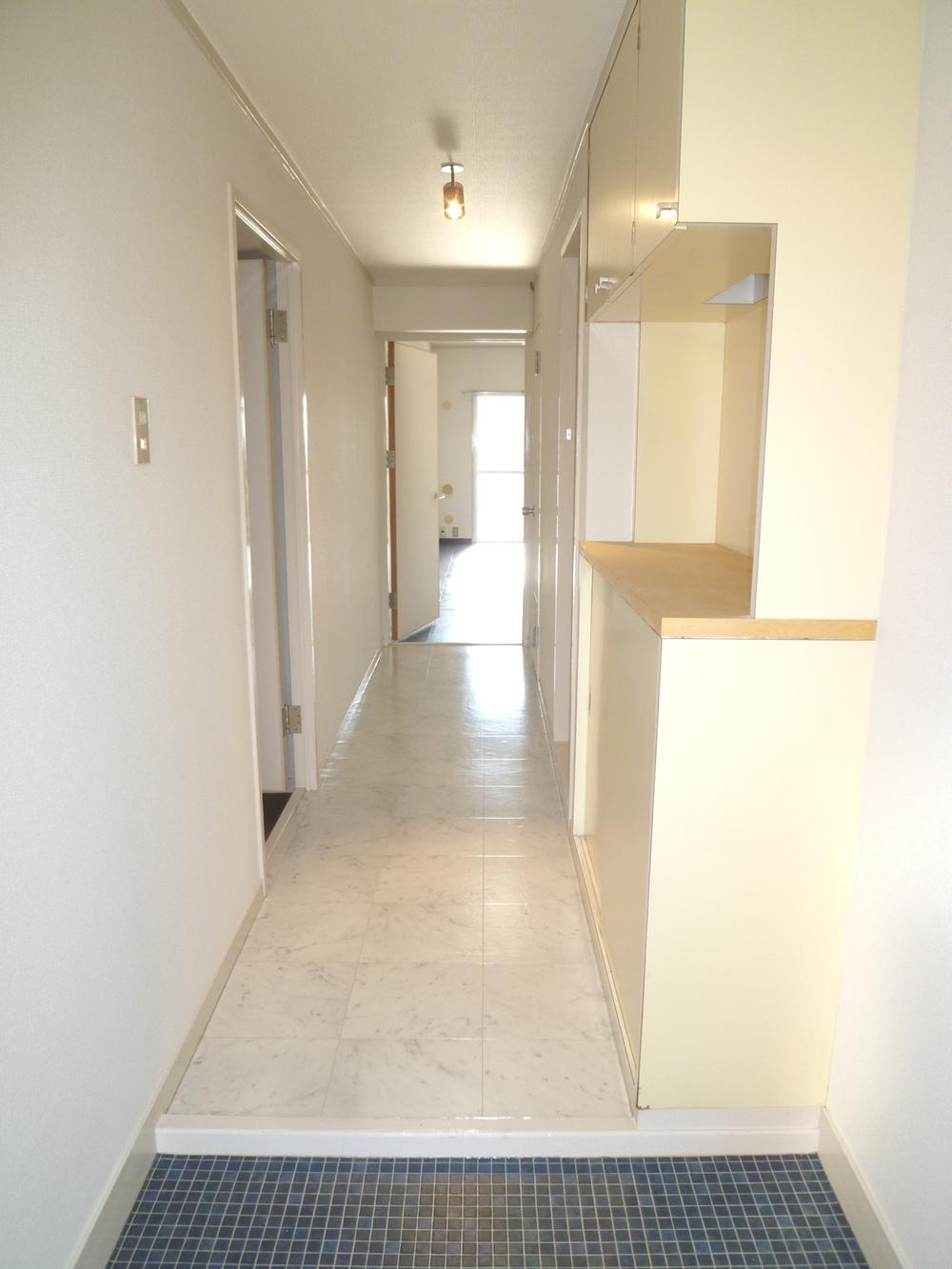 Entrance. Is the entrance and the corridor