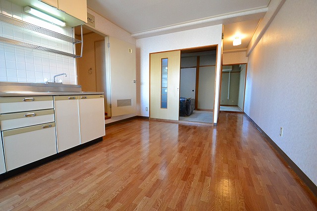 Living and room.  ☆ Pat is also the arrangement of the tables and sofas ☆