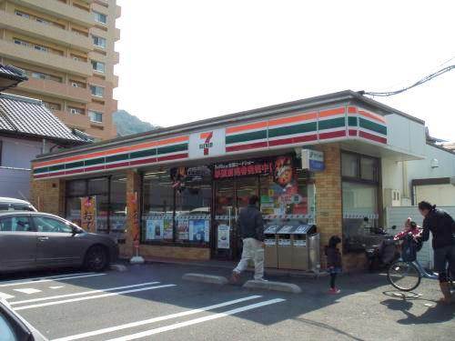 Convenience store. Seven-Eleven (convenience store) to 400m