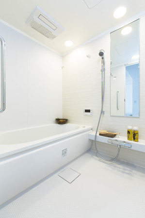 Bathing-wash room.  [Bathroom] Design and comfort have adopted the equipment fused. Easy floor of spacious relaxing bath and cleaning.