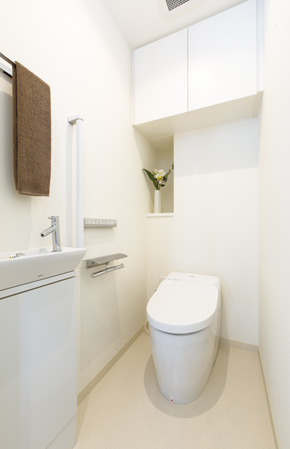 Toilet.  [toilet] Hand wash toilet with counter in the clean design of integrated, Has adopted the comfortable auto open and close and with auto cleaning.