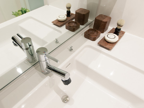 Bathing-wash room.  [Organic glass-based new materials counter] It was widely provided with a wet zone that those wet in the sink bowl is put, Integrated counter. Dirt has adopted the reservoir difficult gap less drainage port.