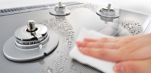 Kitchen.  [More peace of mind is cooking in the Si sensor functions ・ safely] Si ignition lock to prevent the stove if the erroneous operation of the sensor mounting and stove forgetting to turn off fire function, Of course, electric shock stop function, Sensing the temperature of the pan bottom, Since the function and with that prevent the ignition of oil due to overheating, More peace of mind ・ You can safely dishes.