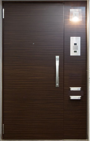 Security.  [Seismic entrance door and push-pull handle] Entrance door of each dwelling unit is, Adopt a seismic door that can be opened and closed even if the door frame is somewhat deformed at the time of earthquake. By securing a large upper and lower clearance, Be subjected to in-plane deformation relaxes the contact frame and the door, Door, you can open a small force. Also, It has also adopted a push-pull type of door that can be easily opened and closed without the need to place force. (Amenities of the web is all the same specification)