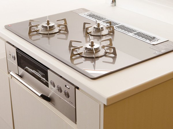 Kitchen.  [High-quality three-necked stove] Adopted heat off the glass top was attached an aluminum panel to the back side of the glass top. By suppressing the increase in glass surface temperature by dispersing a heat, Because it prevents boiled scorching due to spills, Care will be more easier. Also leaving the smoke of the new structure of smoke off the grill ・ Cut significantly also smoke and odor anxious of fish dishes by deodorizing function. You can comfort cooking with a timer and temperature adjustment function. Also, Mounting a temperature sensor on every burner, Overheating prevention ・ Forgetting to turn off equipped with fire fighting capability and going out safety device, Also further enhance peace of mind function. (Same specifications)