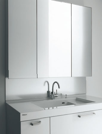 Bathing-wash room.  [Three-sided mirror] Make-up is easy three-sided mirror type. Shut mirror adopted Mori want subjected to fogging processing to the entire mirror without a heater. The (center mirror only) Kagamiura features a cabinet capable of organizing small items. (Same specifications)