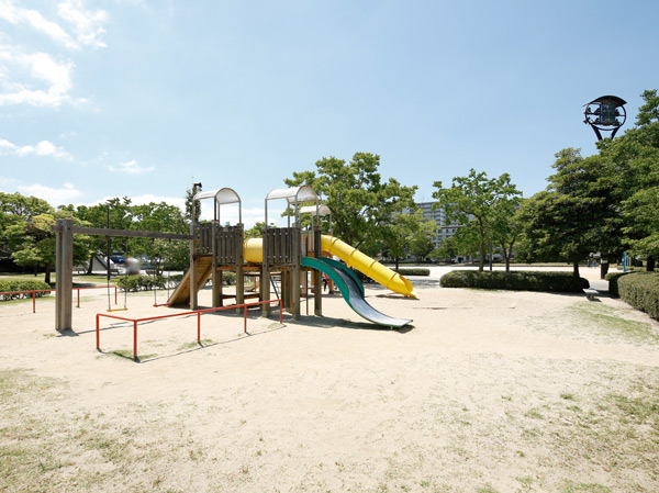 Surrounding environment. New Ushida park (about 260m / 4-minute walk)