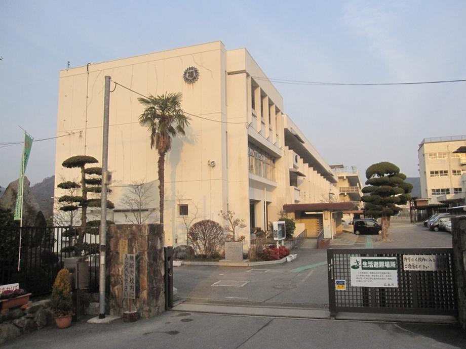 Primary school. 1901m to Hiroshima City Museum of yellow from Garcinia spicata Hook Elementary School