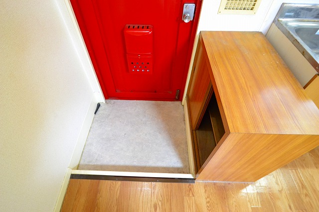 Entrance. ☆ Red door is very fashionable ☆