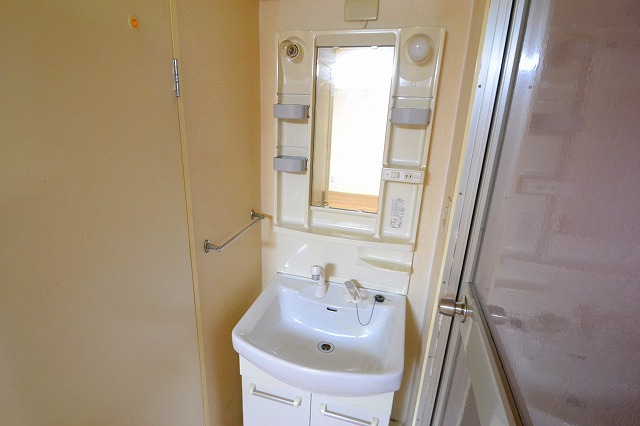 Washroom. ☆ There is also a separate vanity ☆