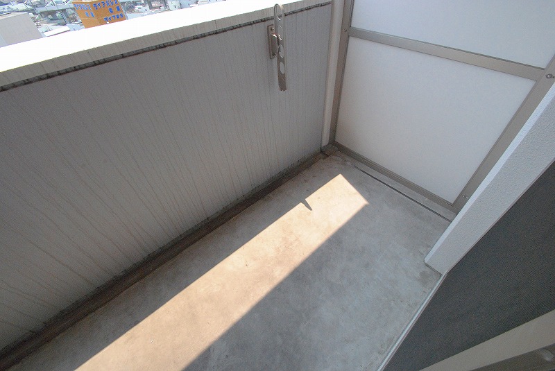 Balcony. South-facing balcony is super wide ☆