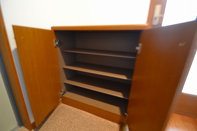 Entrance. ☆ It is also equipped with cupboard ☆