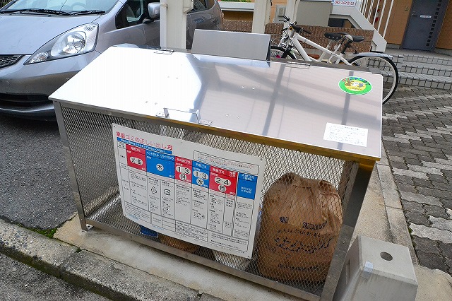 Entrance. ☆ On-site is a garbage station ☆